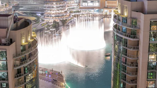 Dubai Zingen Fonteinen Met Wandelgebied Rond Antenne Nachtzicht Tussen Wolkenkrabbers — Stockfoto