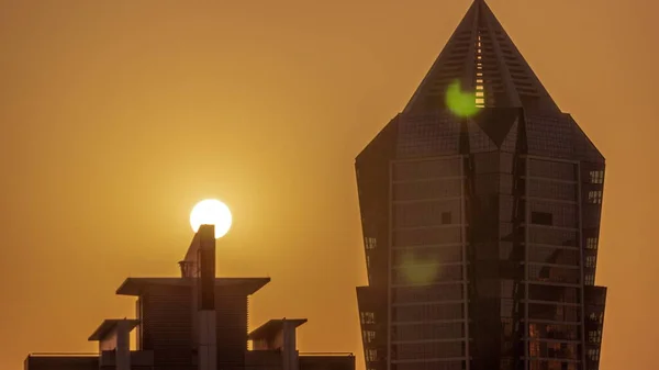 Ηλιοβασίλεμα Πάνω Από Σύγχρονους Πύργους Οικιστική Ανάπτυξη Στο Business Bay — Φωτογραφία Αρχείου