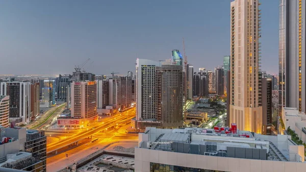 ドバイのビジネスベイの高層ビルでは 昼夜の移行時間が経過しています 日の出前のクレーンと新しい塔の道路の交差点と建設現場 アラブ首長国連邦 — ストック写真