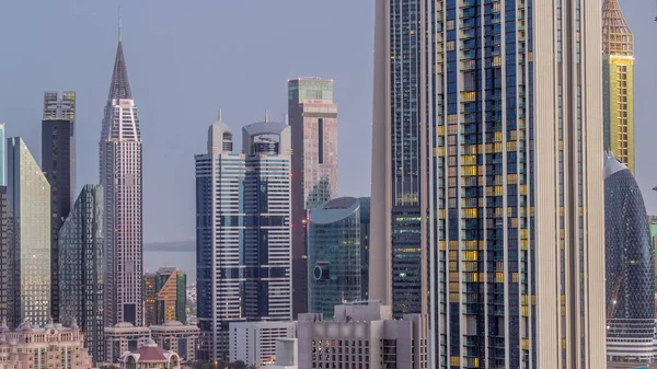 アラブ首長国連邦のドバイでは シェイク ザイド ロードとDifc地区の空中夜間から昼間の遷移時間経過の周りの高層ビルの行 日の出前のガラス面を持つ国際金融センターの高層ビル — ストック写真