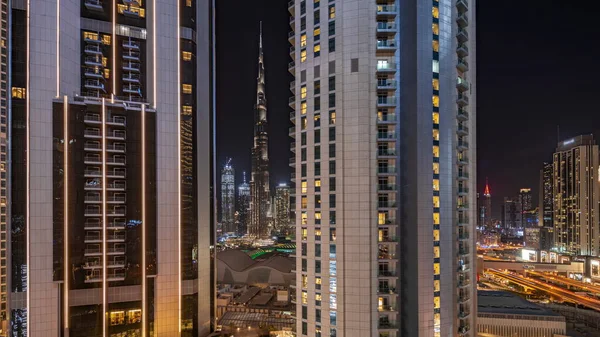 全景图显示了位于杜拜市中心的摩天大楼在地球一小时内位于购物中心附近的大街上 空中飞驰而过 关灯一小时 — 图库照片