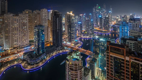 全景显示了迪拜码头和Jdr区的各种摩天大楼在最高的交点街区的空中穿行时间与人工运河 许多塔楼和游艇 — 图库照片