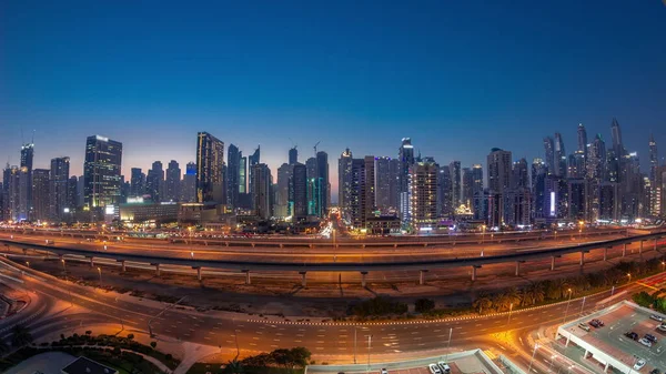 ドバイ マリーナの高層ビル群とシェイク ザイド道路のパノラマ 日没後の近代的な塔の近くの高速道路での交通 アラブ首長国連邦 — ストック写真