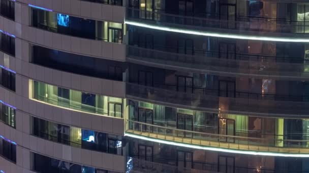 현대적 건물에 커다랗게 빛나는 창문들은 밤이면 시간이지 늘어선 창문들이 빛납니다 — 비디오