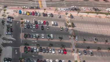 Bir otoparkın havadan görünüşü, sırada bir sürü araba var. Alışveriş merkezi ve finans bölgesi yakınında büyük bir alan
