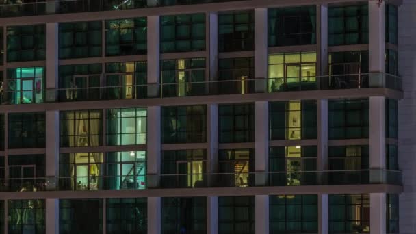 Grote Gloeiende Ramen Moderne Kantoor Woongebouwen Timelapse Nachts Rijen Van — Stockvideo