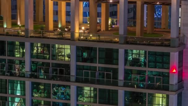 Nagy Ragyogó Ablakok Modern Irodaházakban Lakóépületekben Éjszaka Ablaksorokban Világítanak Tetőtéri — Stock videók