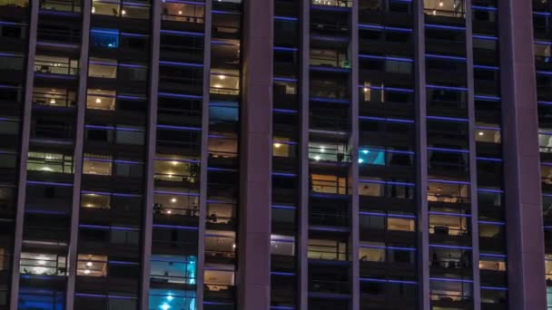 Velká Zářící Okna Moderních Kancelářských Obytných Budovách Časově Plynou Noci — Stock video