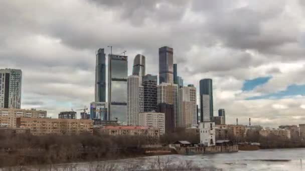モスクワ市のビジネスセンター高層ビルのオフィスビルや高級アパートは超高層ビルをタイムラプス 川や塔の冬のパノラマの場合 近代ヨーロッパ建築 — ストック動画