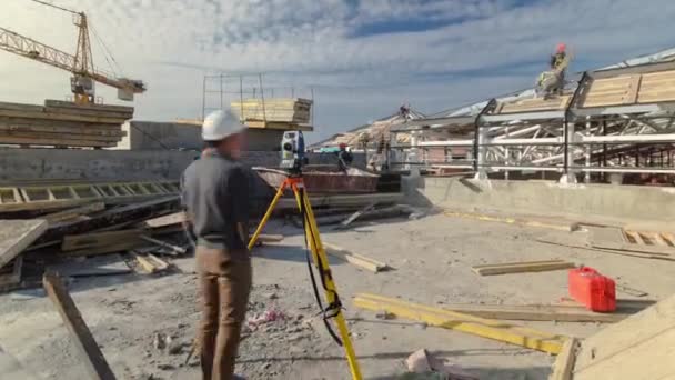 Construction Worker Using Theodolite Surveying Optical Instrument Timelapse Builders Carpenters — Stockvideo