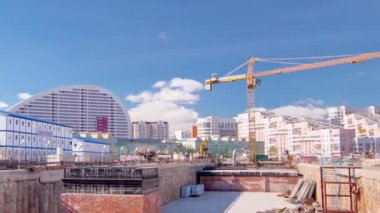 Turna, büyük bir hendek tüneli zaman tünelinde. Yeraltı metro istasyonunun inşaat alanındaki kalın kirişlerden ve yapılardan oluşan demir borulardan yapıları takviye etmek.