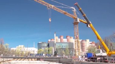 Büyük bir hendek çukuru tüneli zaman tüneli hiperhızlandırması. Yeraltı metro istasyonunun inşaat alanındaki kalın kirişlerden ve yapılardan oluşan demir borulardan yapıları takviye etmek.