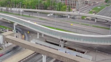 Şehir ulaşımı. Şehir yollarında trafik yoğun. Hava trafiği. Otobanda trafiğin kesiştiği modern metropol. Yol kenarındaki trafik sıkışıklığı, bir taşıma hareketi