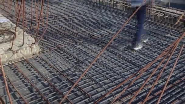 Çelik Çubuklarla Çalışan Inşaat Işçileri Betonu Iskele Çatıdaki Yüksek Binaların — Stok video