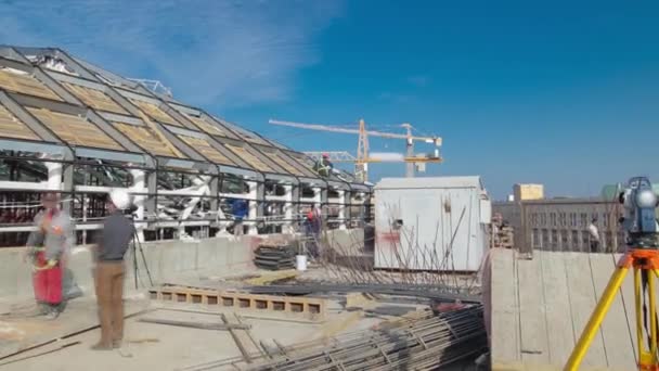 建筑工人用经纬仪测量光学仪器全景光程 穿着制服在屋顶上工作的建筑工人和木匠 水平面和垂直面的测量角度 — 图库视频影像