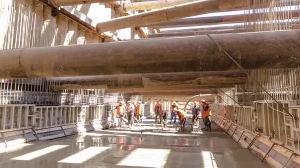 Рабочие Заливают Бетон Большую Огромную Яму Туннелем Армирование Конструкций Толстых — стоковое видео