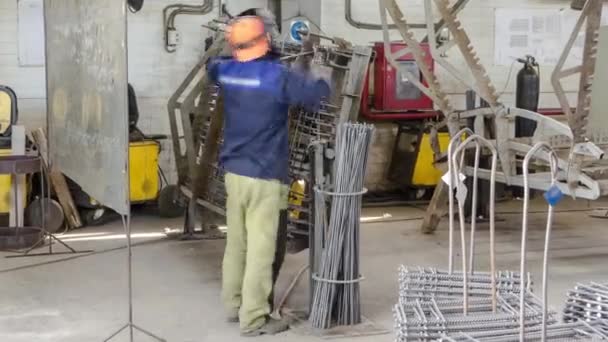 Soldador Trabalhando Com Eletrodo Soldagem Arco Semi Automática Fabricação Planta — Vídeo de Stock