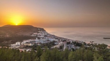 Atlantik Okyanusu 'nun ortasındaki Susimbra Köyü' nün sahil şeridinin hava gündoğumu görüntüsü. Castle 'ın bakış açısından tipik evlerle dolu bir sabah panoraması. Portekiz