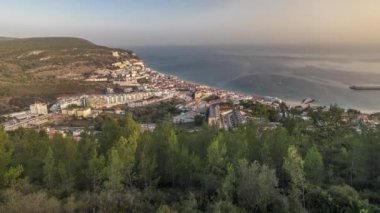 Atlantik Okyanusu 'nun ortasındaki Susimbra Köyü' nün sahil manzarası. Castle 'ın bakış açısından tipik evlerle dolu akşam manzarası. Portekiz