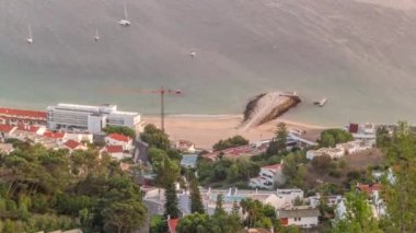 Güneş doğduktan sonra Atlantik Okyanusu 'nun ortasında Susimbra Köyü' nün rıhtımının havadan görüntüsü. Castle 'ın bakış açısından tipik evlere sabah ışığı. Portekiz