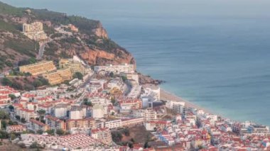 Atlantik Okyanusu 'nun ortasındaki Susimbra Köyü' nün sahil manzarası. Kale 'nin bakış açısından tipik evlerle akşam vakti. Portekiz