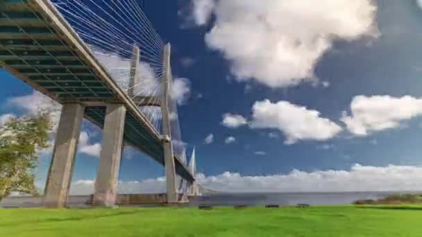 Jembatan Vasco Gama Timelapse Hyperlapse Dengan Rumput Hijau Tepi Laut — Stok Video