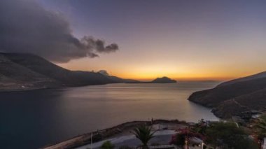 Panorama, gün batımından sonra Amorgos adasının havadan akşama geçiş süresini gösteriyor. Geleneksel Yunanistan - tepelerde beyaz evler ve turkuaz deniz, Kiklad
