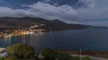 Amorgos adasının panorama 'sı gökyüzünden gece uçuşu. Geleneksel Yunanistan - tepelerde ve deniz limanında aydınlık beyaz evler, Kiklad