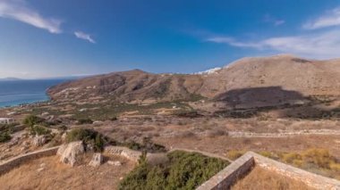 Panorama, yukarıdan Amorgos adasının havadan uçuşunu gösteriyor. Geleneksel Yunanistan - tepelerde beyaz evler ve turkuaz deniz, Kiklad