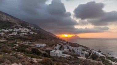 Panorama, Amorgos adasında günbatımını gösteriyor. Geleneksel Yunanistan - tepelerde beyaz evler ve turkuaz deniz, Kiklad