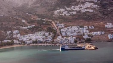 Sabahleyin Amorgos adası havadan zaman ayarlı. Geleneksel Yunanistan - tepelerdeki beyaz evler ve limandaki limandaki gemi, Kiklad