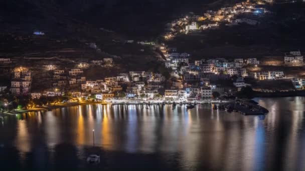 アモルゴス島の空の夜は 上記から経過します 伝統的なギリシャ キクラデス諸島の丘や海の港に照らされた白い家 — ストック動画