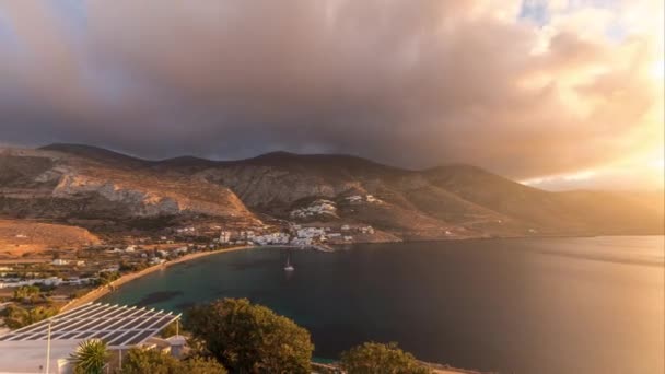 在阿莫戈斯岛上 日落时分的全景呈现橙色的云彩 传统的希腊 山丘上的白色房屋和碧绿的大海 环形山 — 图库视频影像
