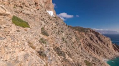 Panorama, ünlü Hozoviotissa Manastırı 'nı Amorgos adasındaki Ege Denizi' nin üzerindeki bir kayanın üzerinde duruyor. Zaman atlaması, Kiklad, Yunanistan.