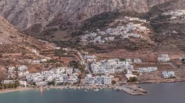 Amorgos adası havadan akşama geçiş süresi gün batımından sonra başlar. Geleneksel Yunanistan - tepeler ve turkuaz deniz üzerindeki aydınlık beyaz evler, Kiklad