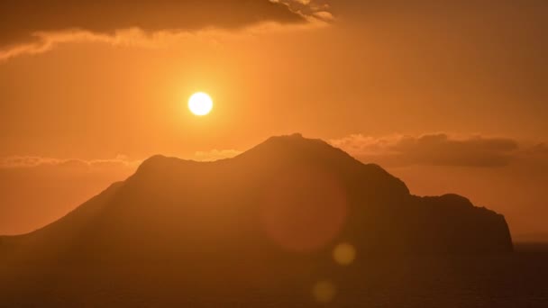 上空からのアモルゴス島の空中時間経過の日没 伝統的なギリシャ 山や丘やターコイズブルーの海 キクラデス諸島のオレンジ色の空 — ストック動画