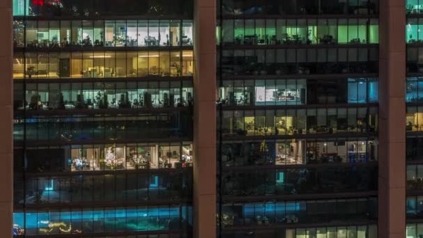 Modern Ofis Binalarındaki Büyük Parlayan Pencereler Geceleri Zaman Ayarlı Sıra — Stok video
