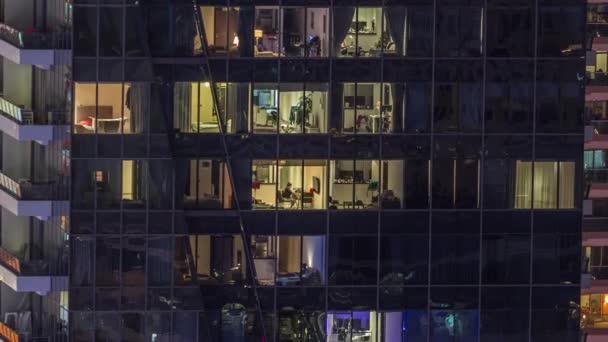 Вікна Освітлюються Сучасних Офісних Житлових Будівлях Балконами Вночі Багаторівневі Хмарочоси — стокове відео