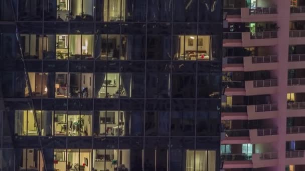 现代写字楼和住宅大楼的窗户灯在夜间消失 多层摩天大楼 室内有照明 玻璃表面有反光 — 图库视频影像