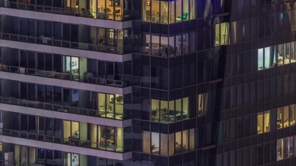 현대적 사무실 주거용 건물에 창문의 불빛은 시간을 맞춘다 층으로 조명이 — 비디오