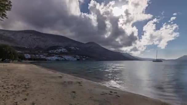 青い空に雲が立ち 上空からアモルゴス島の空中時間の経過を示すパノラマ 伝統的なギリシャ 丘やターコイズブルーの海 キクラデス諸島のビーチ — ストック動画