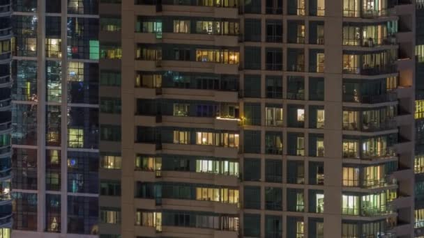 Многие Окна Светятся Современных Офисных Жилых Зданиях Ночам Многоуровневые Небоскребы — стоковое видео