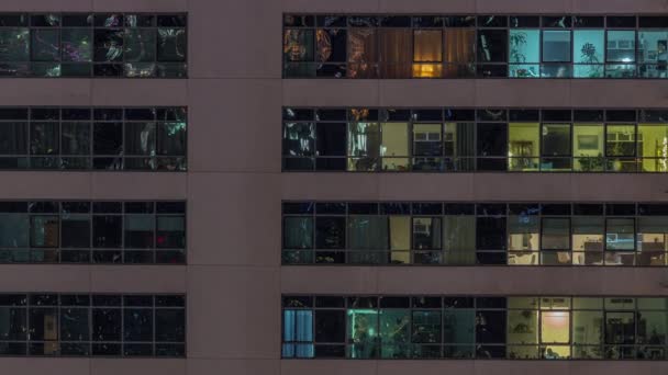 Okna Światła Nowoczesnych Budynkach Mieszkalnych Timelapse Nocy Wieżowce Wielopoziomowe Oświetlonymi — Wideo stockowe