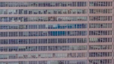 Ofis binalarının pencereleri, gece gündüz geçiş zamanları, gökdelenlerin pencerelerinden gelen ışık. Parlak çalışma alanı olan şehrin akşam manzarası