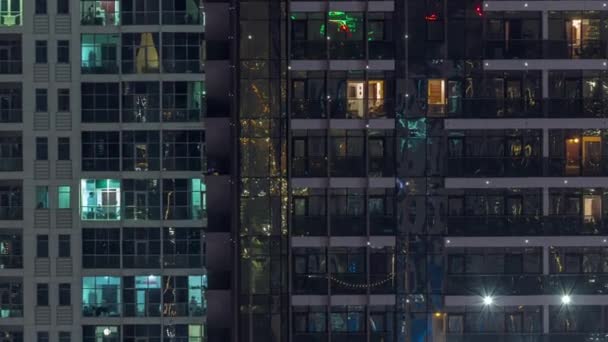 Dışarıdaki Apartmanın Gece Manzarası Renkli Zaman Çizelgesi Pencerelerinde Parlayan Parlak — Stok video