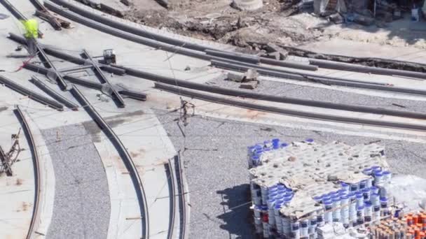 Reparaturarbeiten Der Straße Dauern Verlegung Neuer Straßenbahnschienen Auf Einer Stadtstraße — Stockvideo