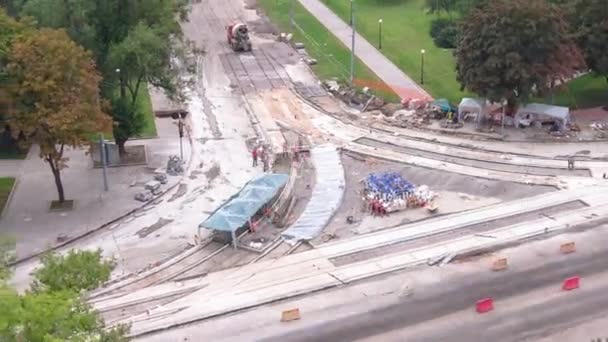 Beton Pracuje Střední Části Křižovatky Místo Výstavby Silnic Tramvajovými Kolejemi — Stock video