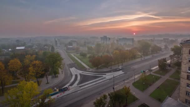 Soluppgång Över Vägkorsningen Med Rekonstruerade Spårvagnsspår Antenn Timelapse Kharkiv Stad — Stockvideo