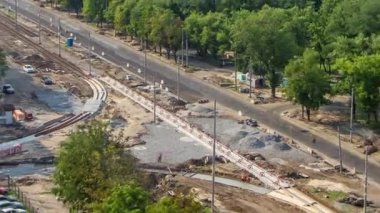 Büyük inşaat alanının panoramik hava görüntüsü. Somut işler ve demiryolu konfor sistemi için plaka montajı. Tramvay raylarının yeniden inşası
