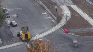 Bulvar ve tramvay raylarının yeniden inşa edildiği bir inşaat alanı. Yeni asfalt yol kaldırımı döşedikten sonra yol işaretleri, yukarıdan işçiler ve makineler